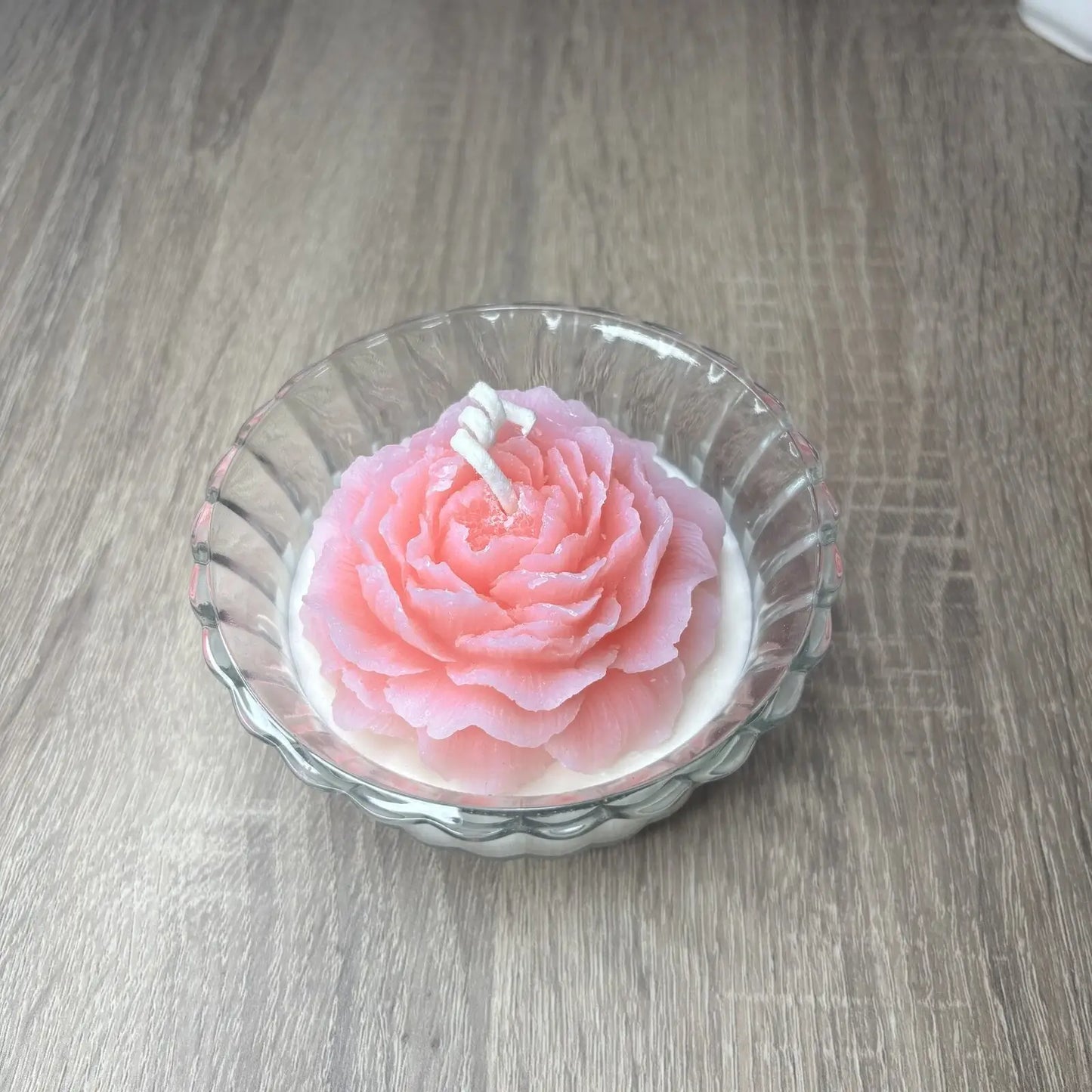 Nagy Rózsa Üvegedényben, Fehér Viaszon