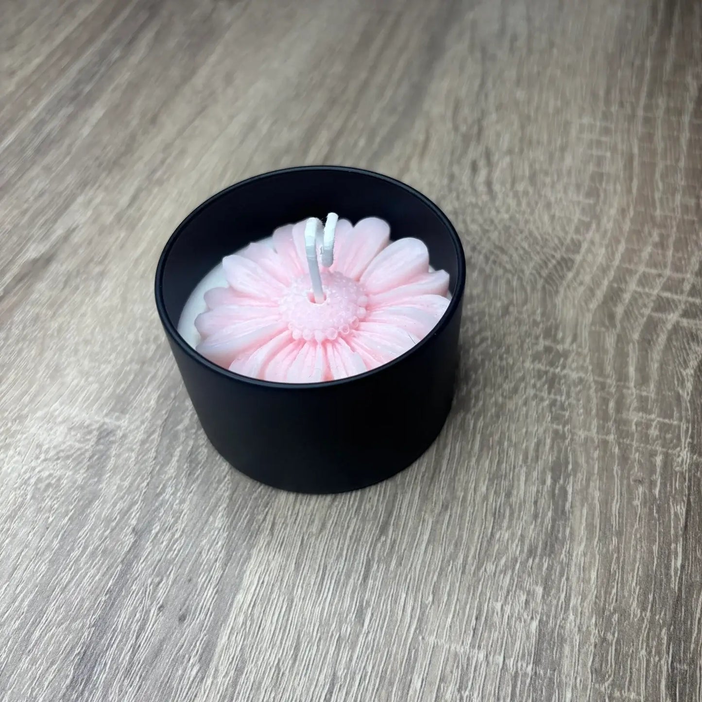 Rózsaszín Margaréta Fekete Fém Tégelyben