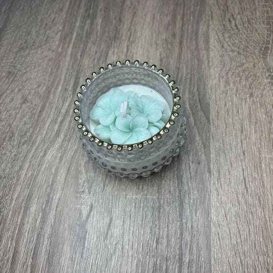 Halványzöldes Virágkompozíció Aranyozott Szélű Üvegben