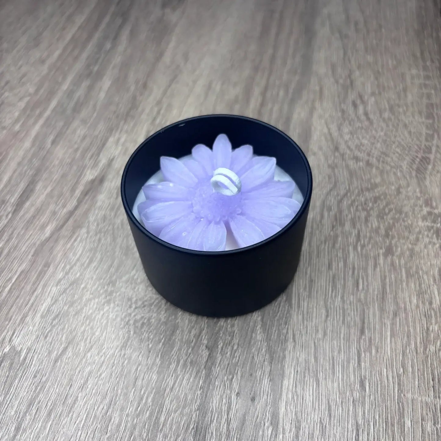 Lila Margaréta Fekete Fém Tégelyben