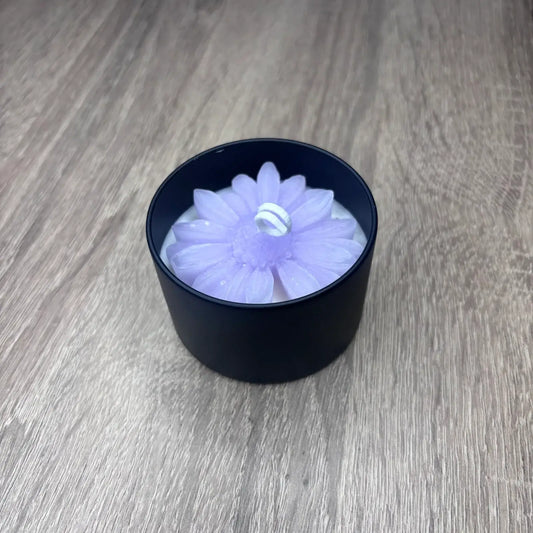 Lila Margaréta Fekete Fém Tégelyben